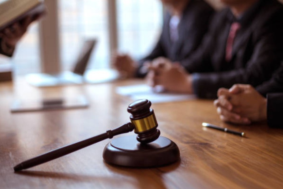 国家药监局原副局长陈时飞落马：从受贿调查到公诉，涉巨额财物追责