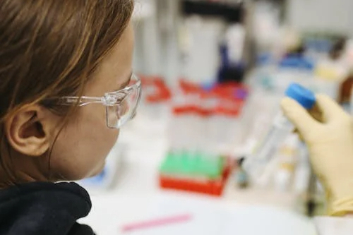 强生LAZERTINIB+Amivantamab组合疗法获批：针对EGFR突变NSCLC疗效显著