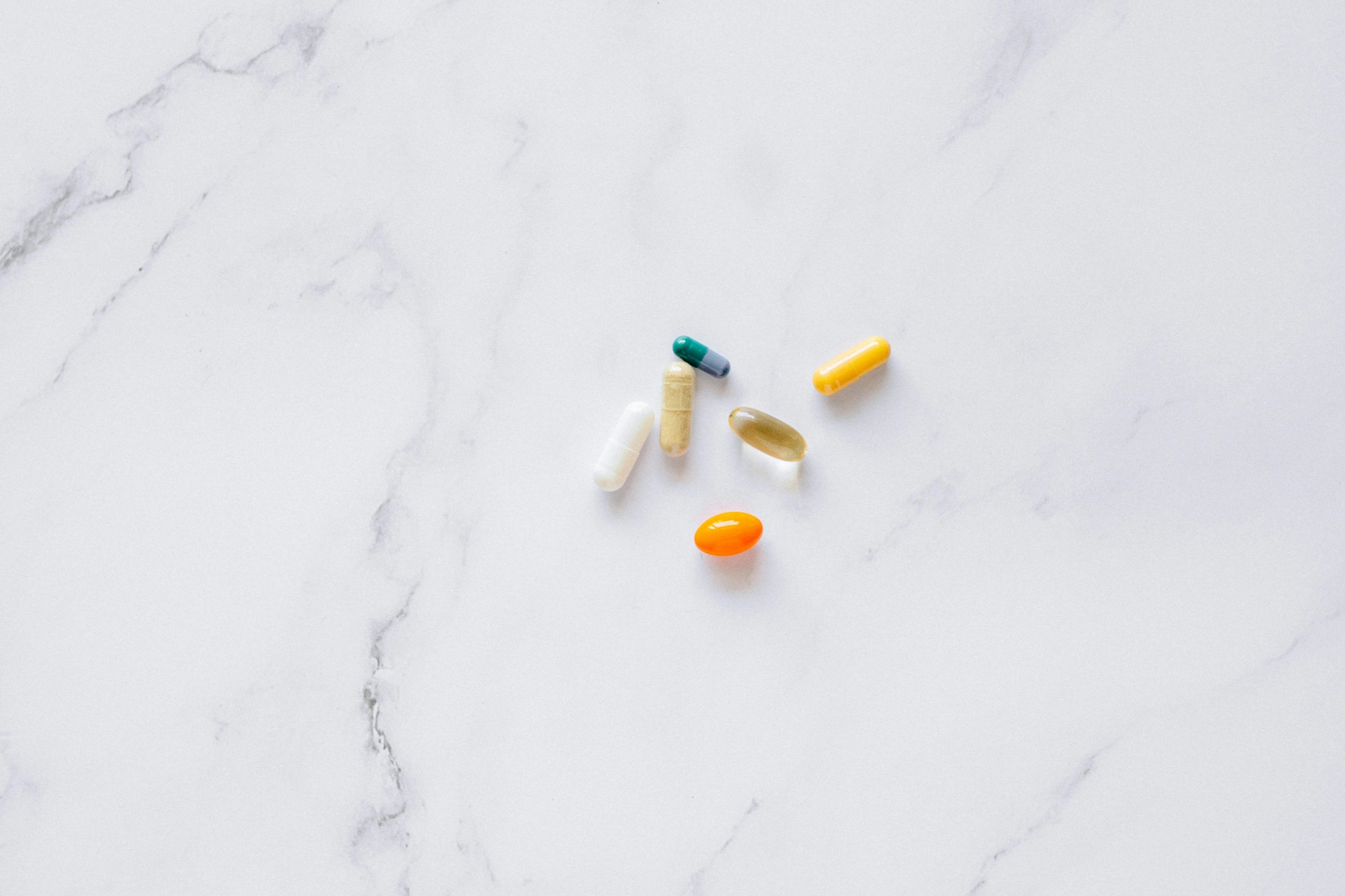 《Science》研究揭示女性更易纠结原因：大脑LINC00473 RNA影响决策机制